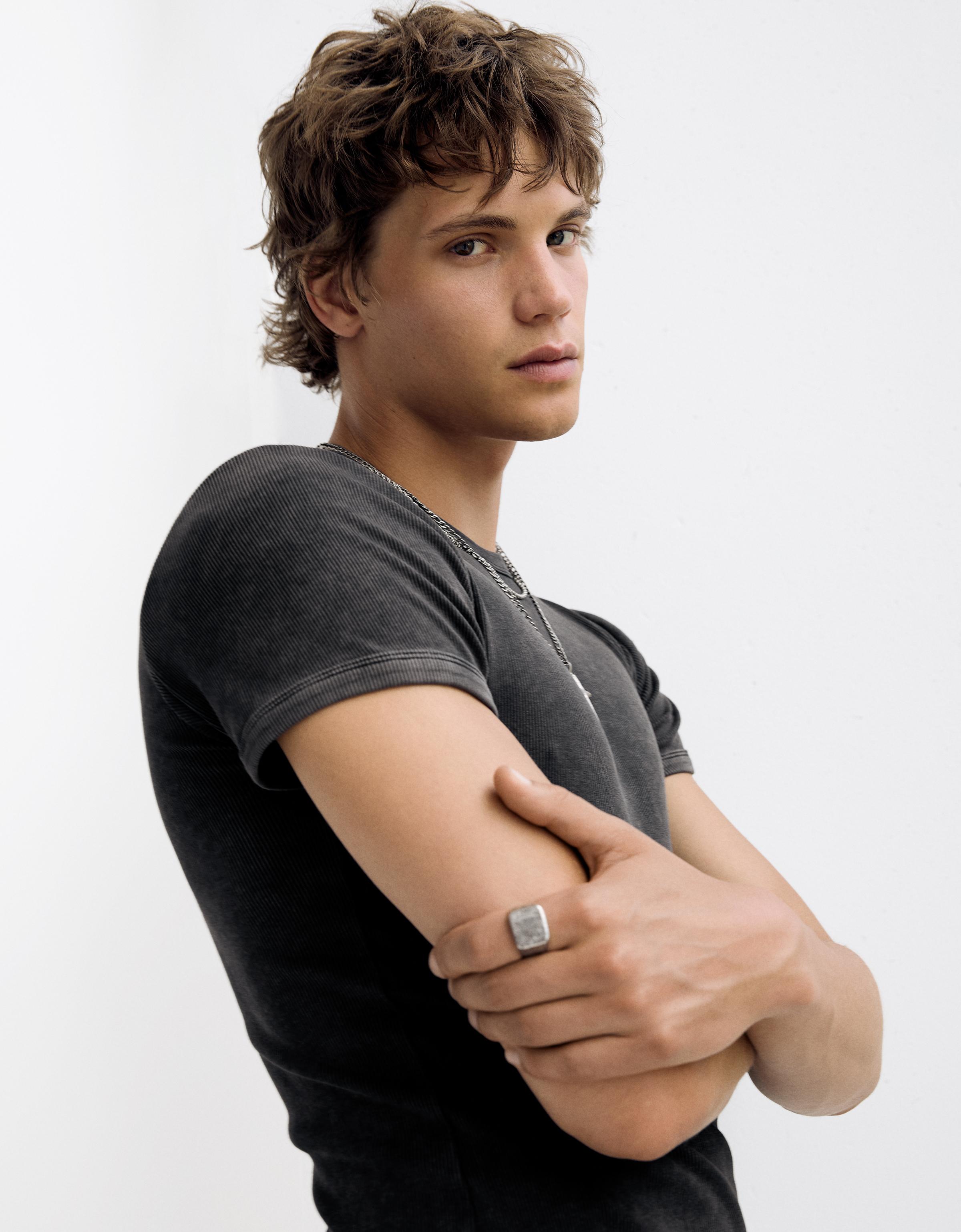 Bershka Slim Fit Ribbed T-Shirt — Gris