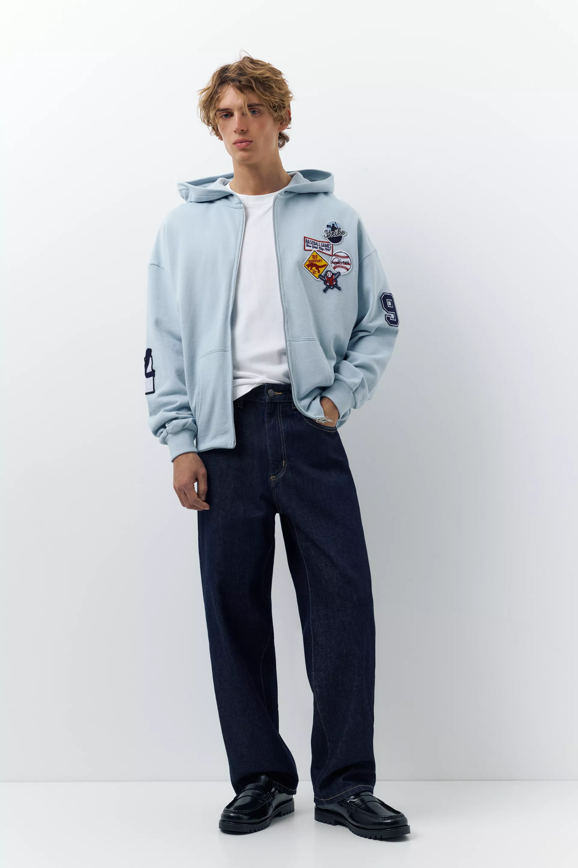 Hooded sweatshirt with zip and patches