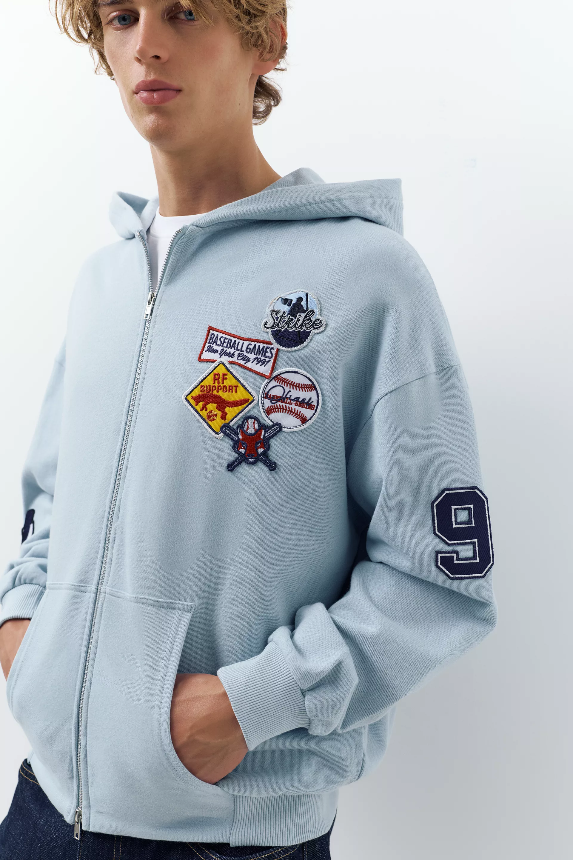 Pull&Bear Hooded sweatshirt with zip and patches — Pale blue