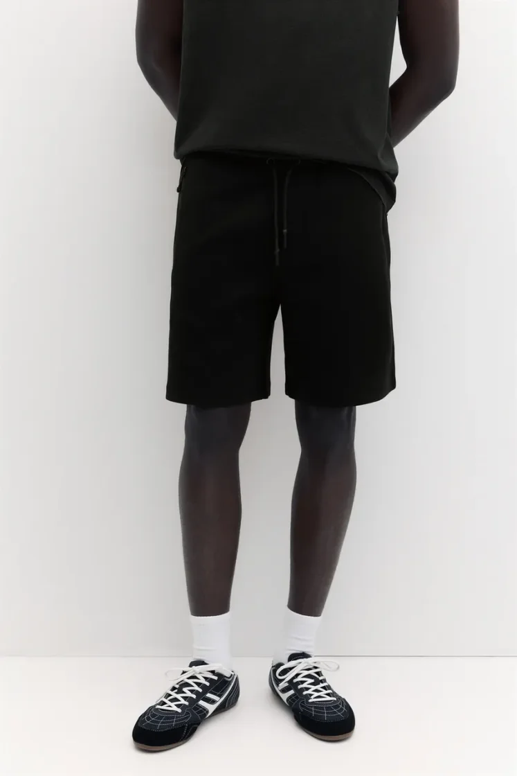Pull&Bear Regular fit jogger Bermuda shorts — Black