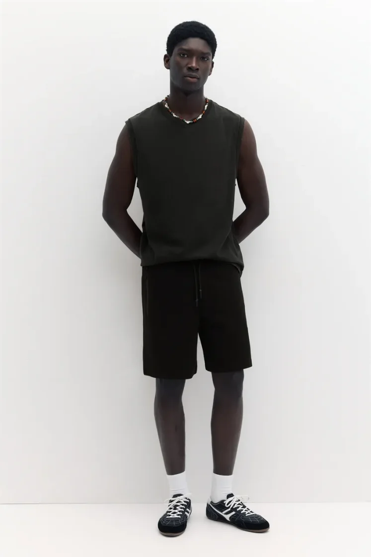 Pull&Bear Regular fit jogger Bermuda shorts — Black