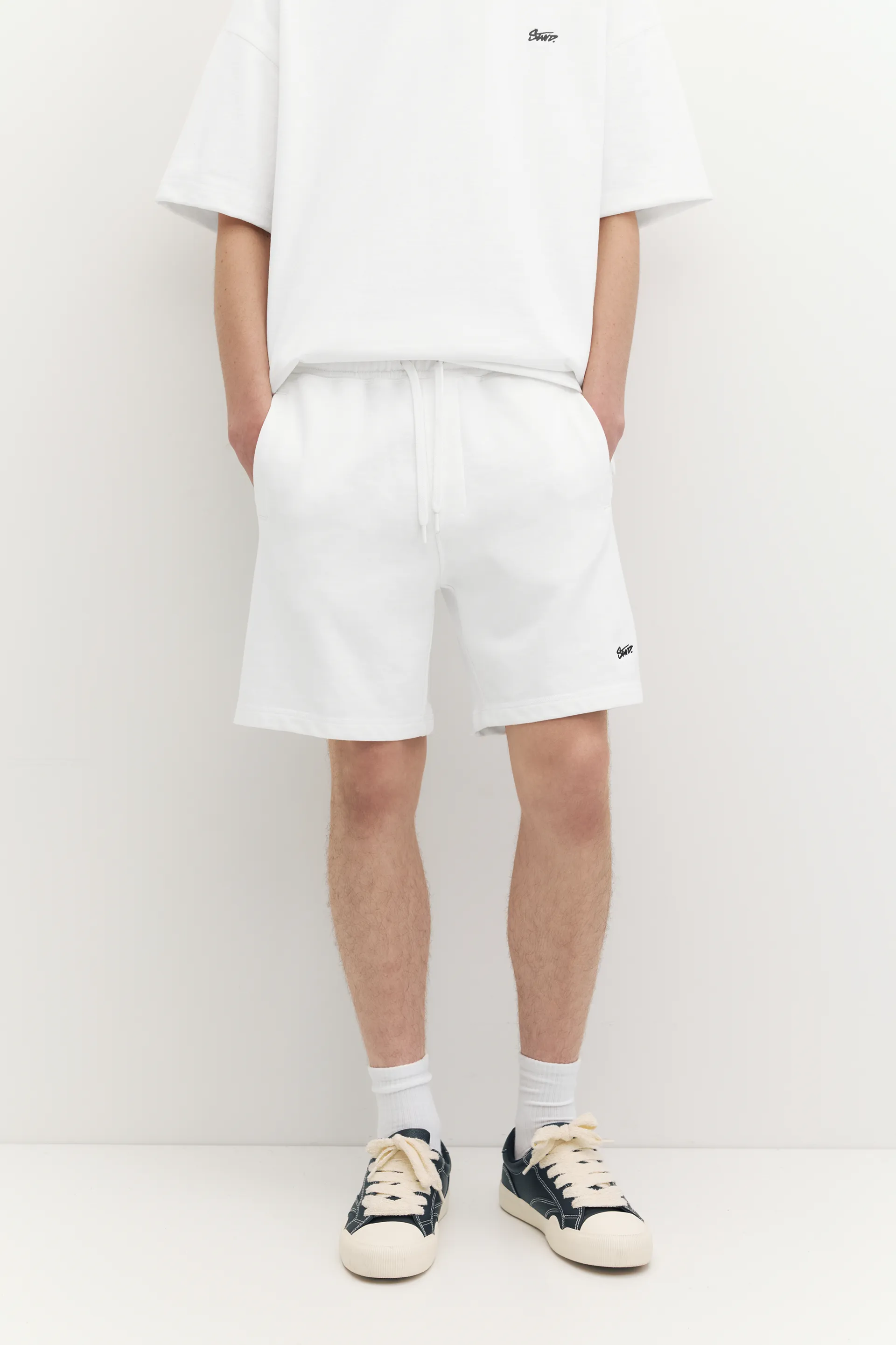 Pull&Bear STWD jogger Bermuda shorts — White