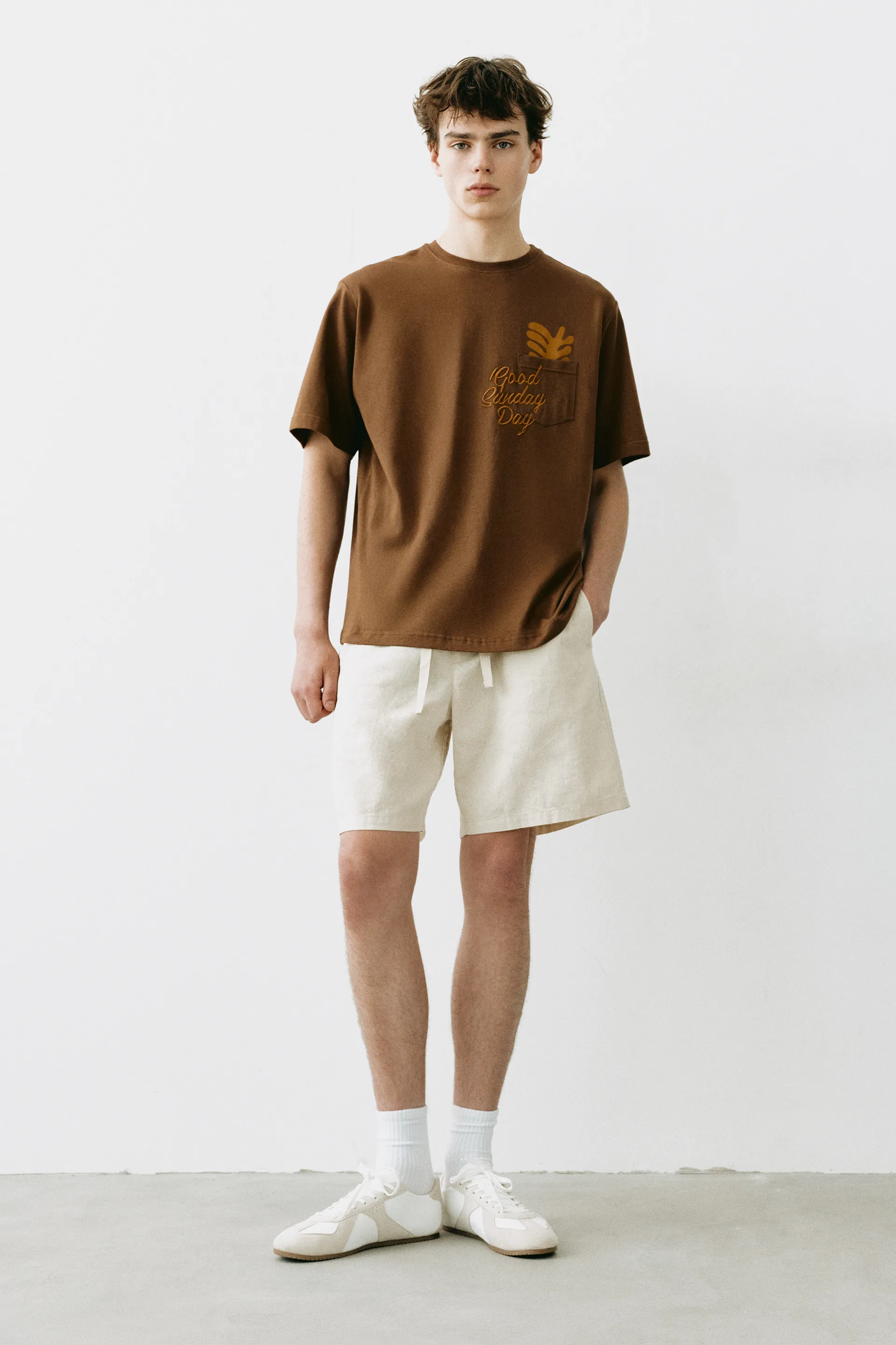 Pull&Bear Boxy Graphic Pocket Tee — Marron