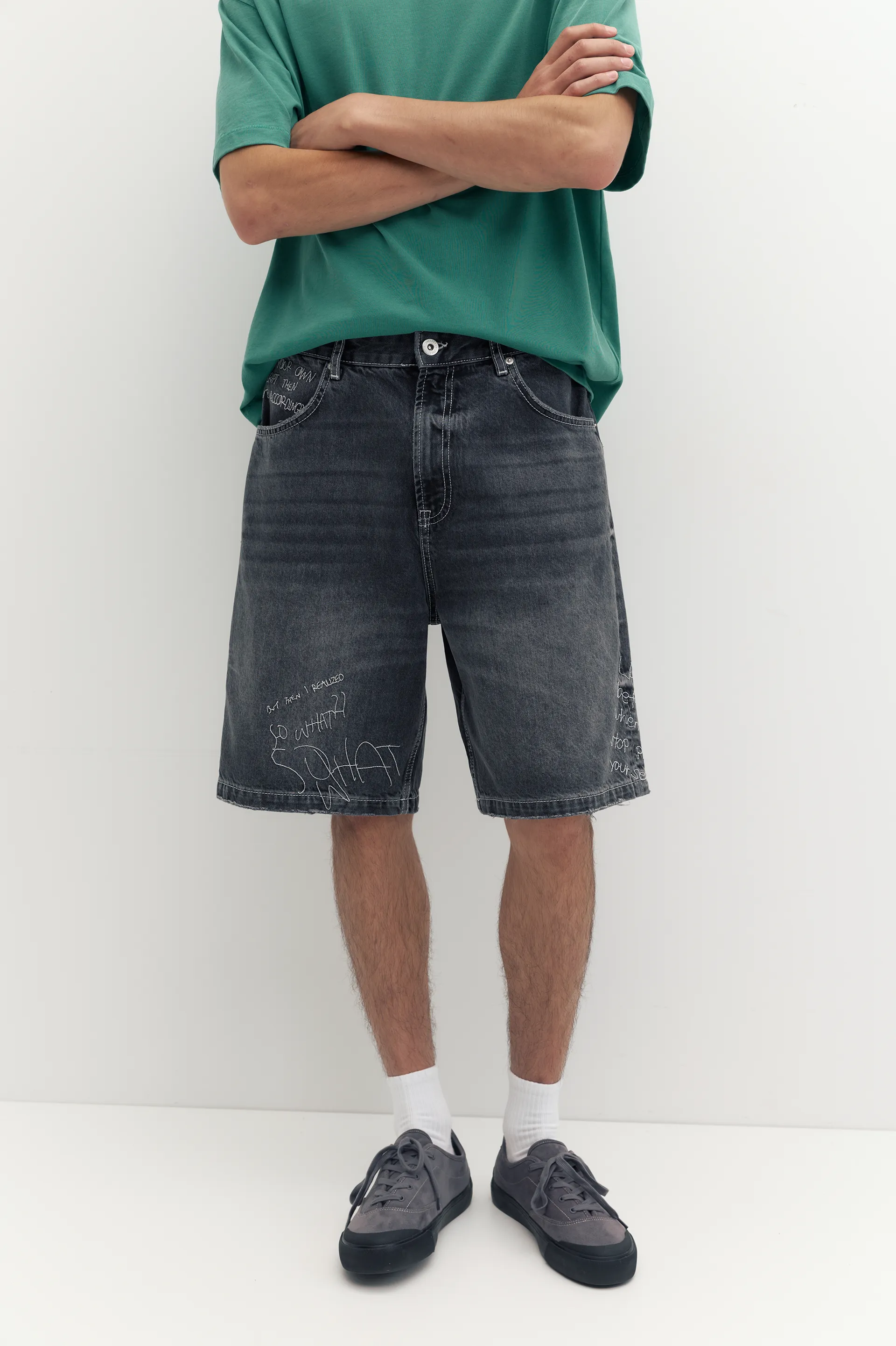 Pull&Bear Baggy Embroidered Denim Bermuda — Charcoal