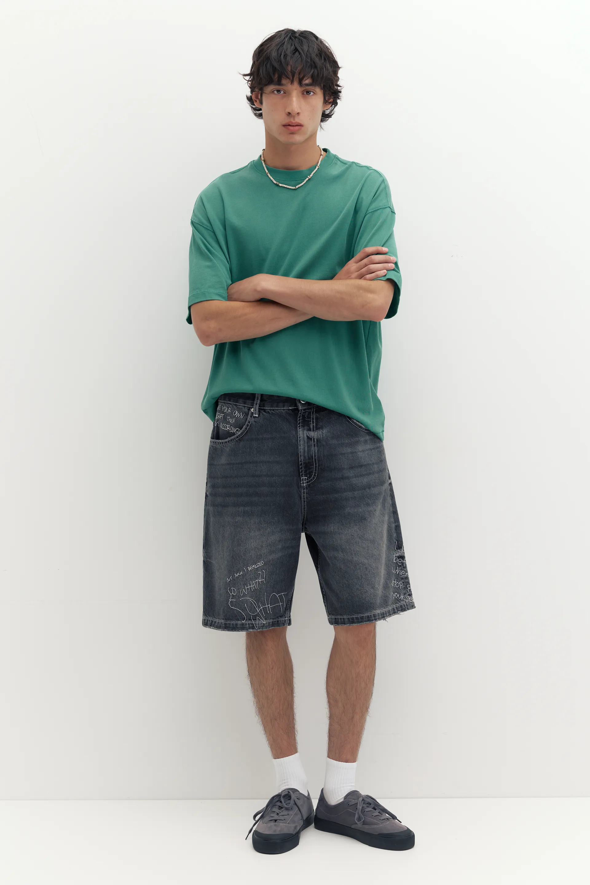Pull&Bear Baggy Embroidered Denim Bermuda — Charcoal