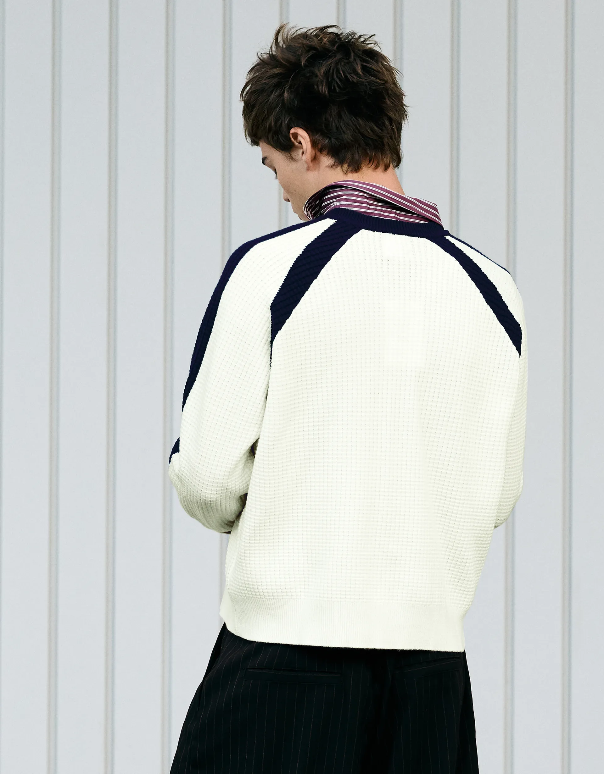 Bershka Pull col V brodé contrastant