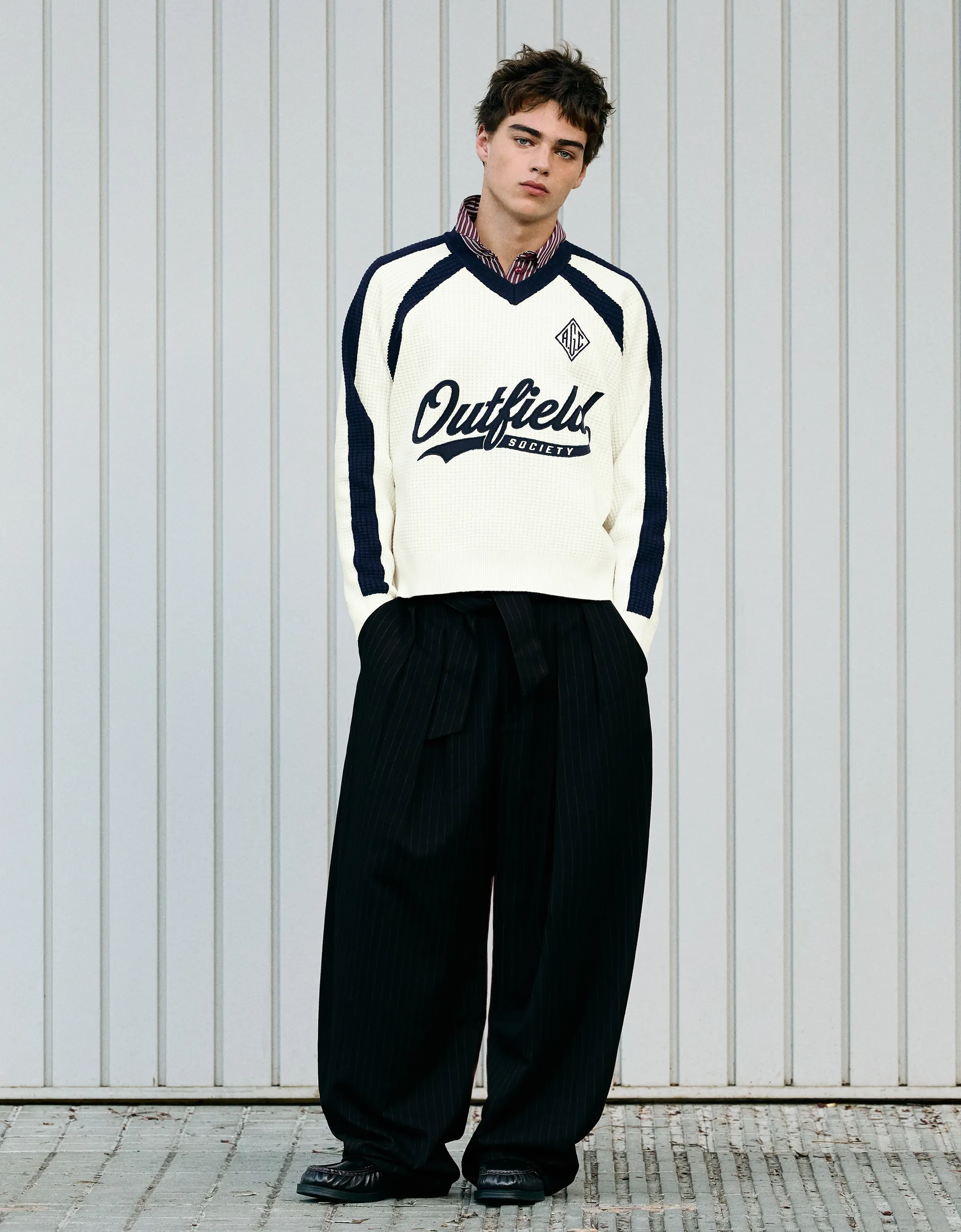 Bershka Pull col V brodé contrastant