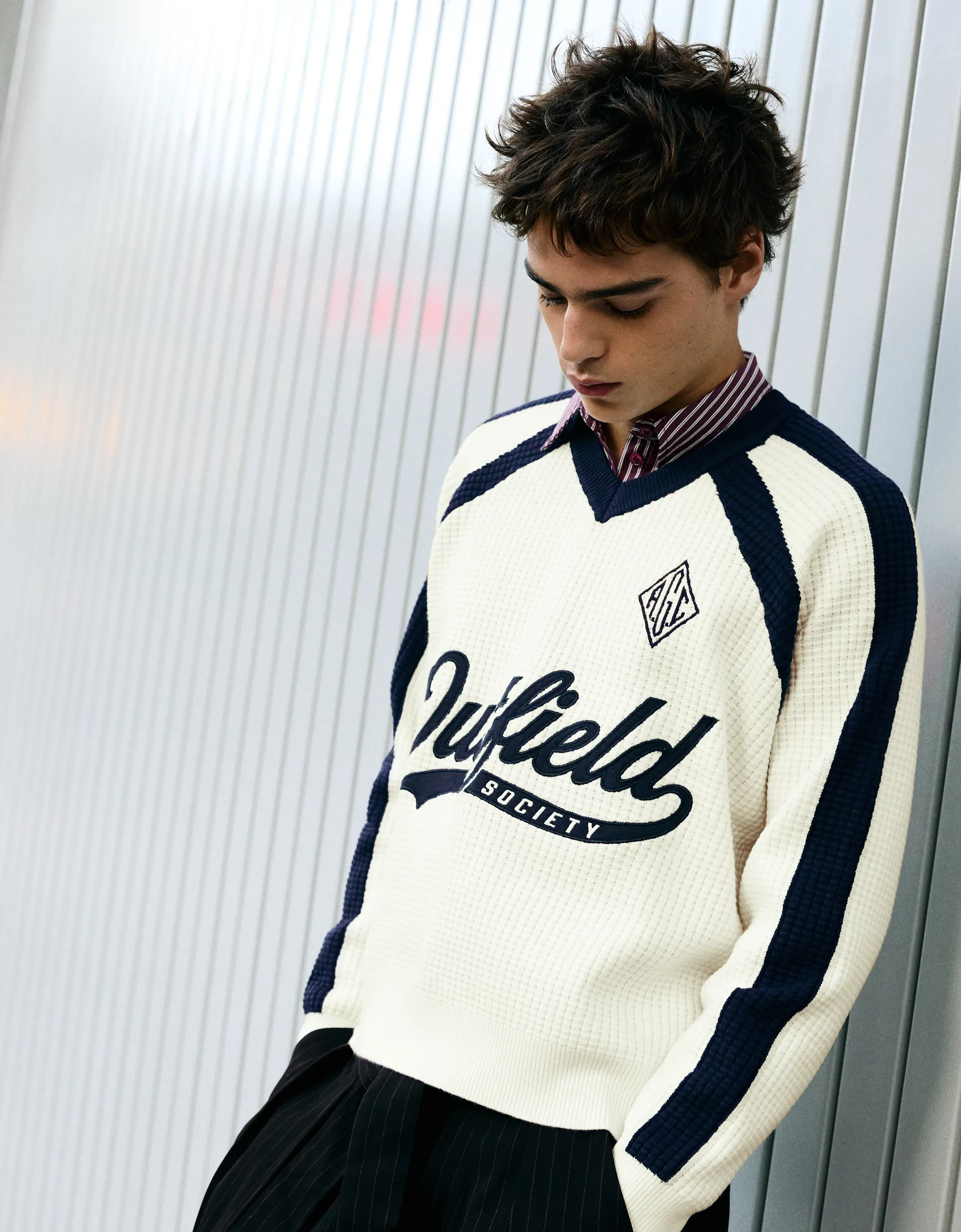 Bershka Pull col V brodé contrastant