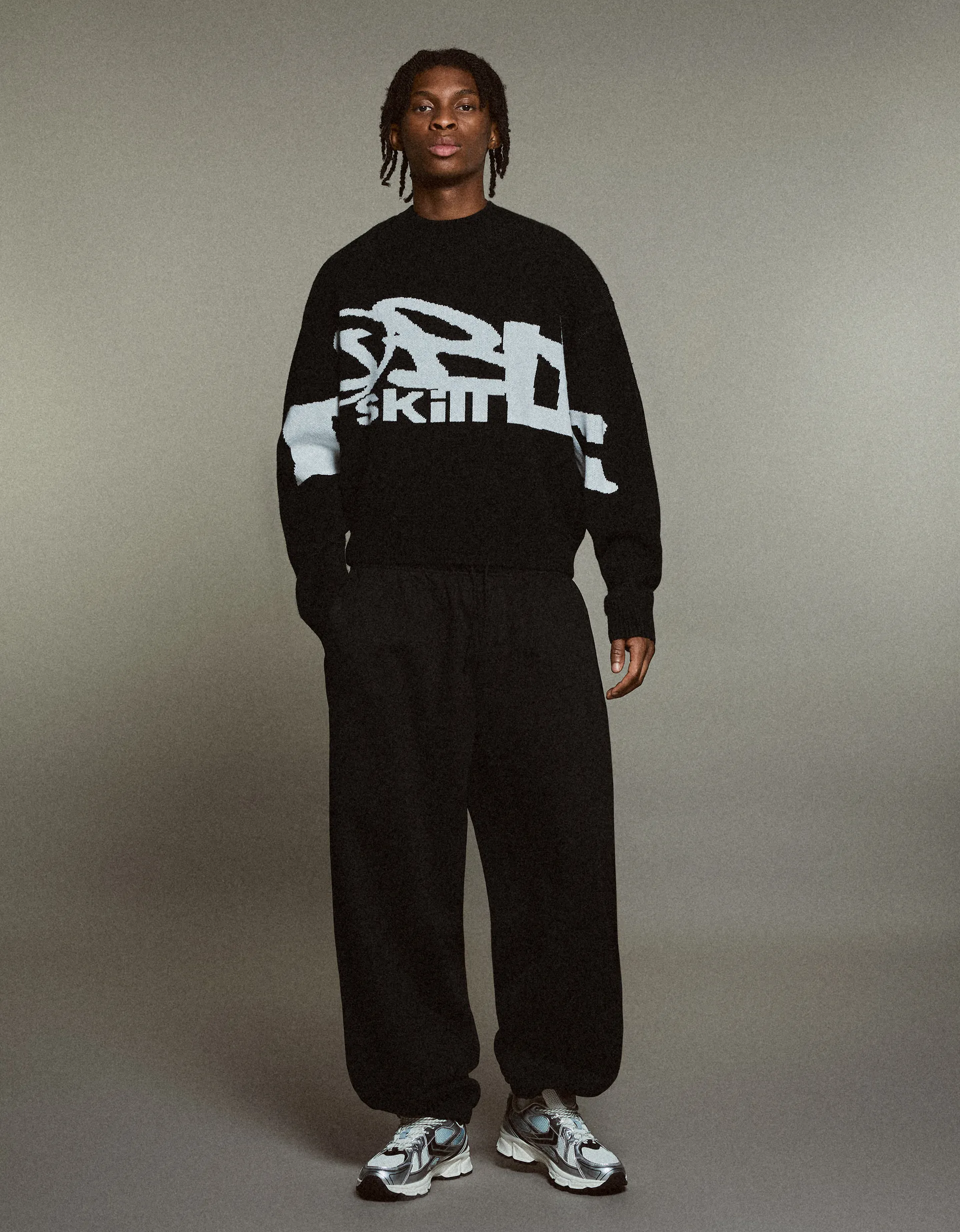 Bershka Graphic Jacquard Sweater — أسود