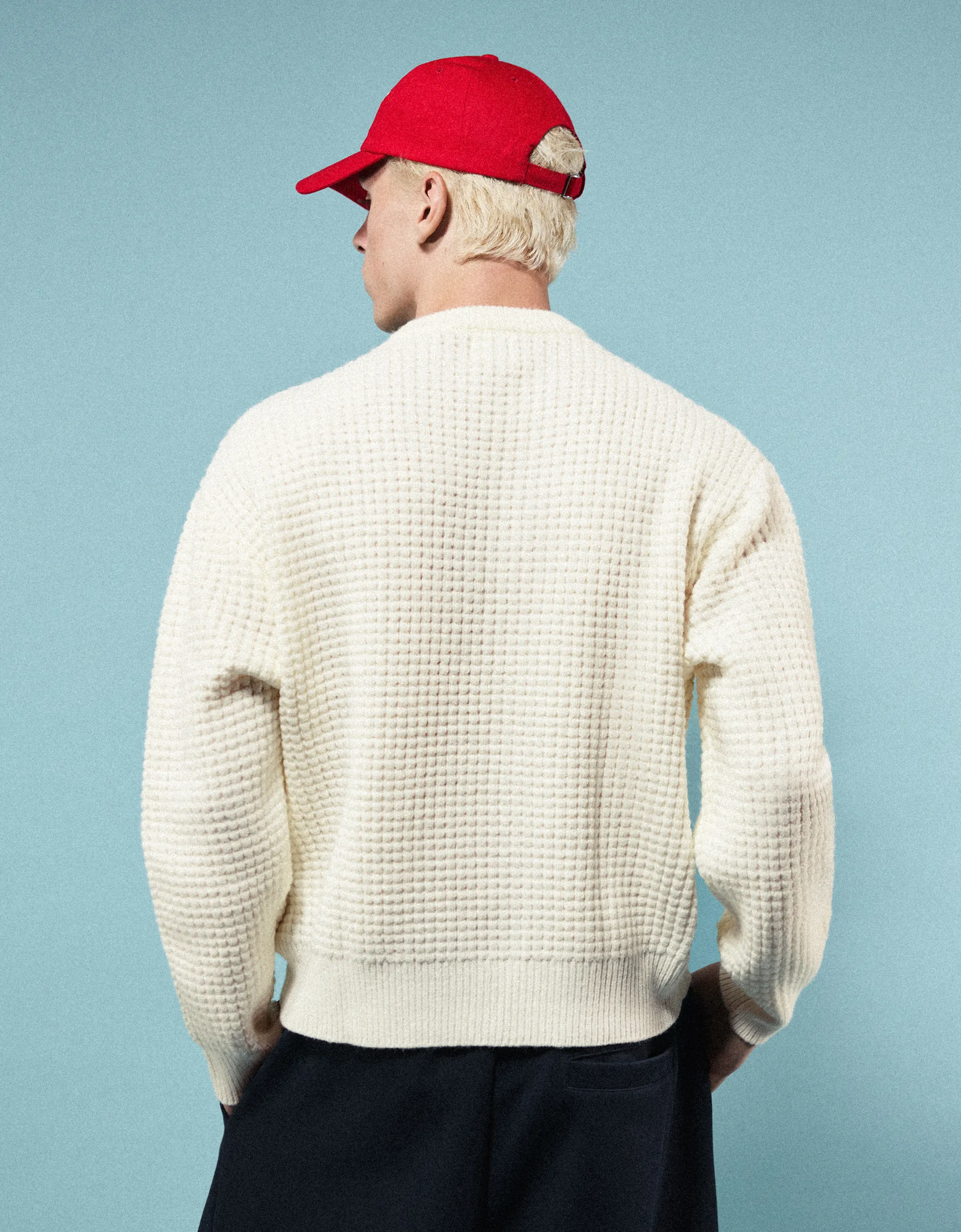 Bershka Pull à col rond gaufré brodé — Blanc cassé
