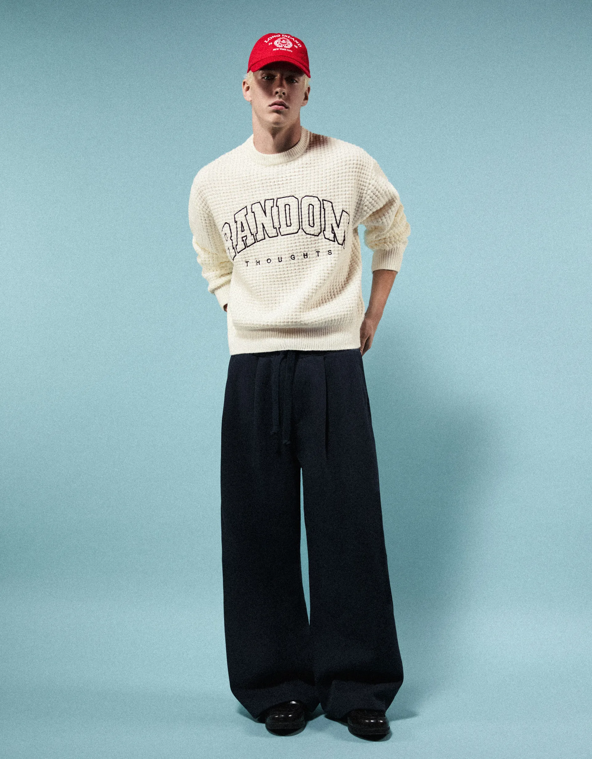 Bershka Pull à col rond gaufré brodé — Blanc cassé