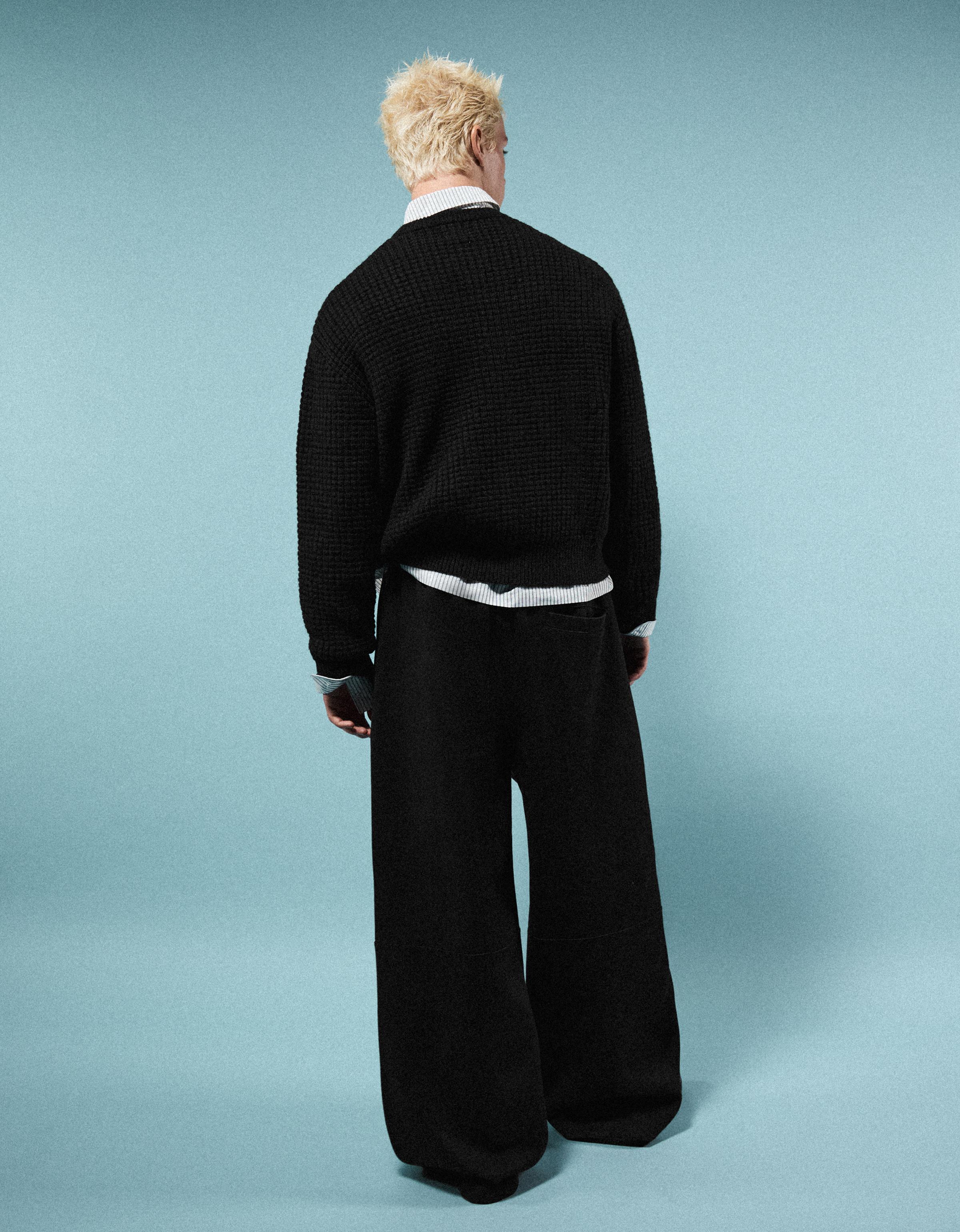 Bershka Pull à col rond gaufré brodé — Noir