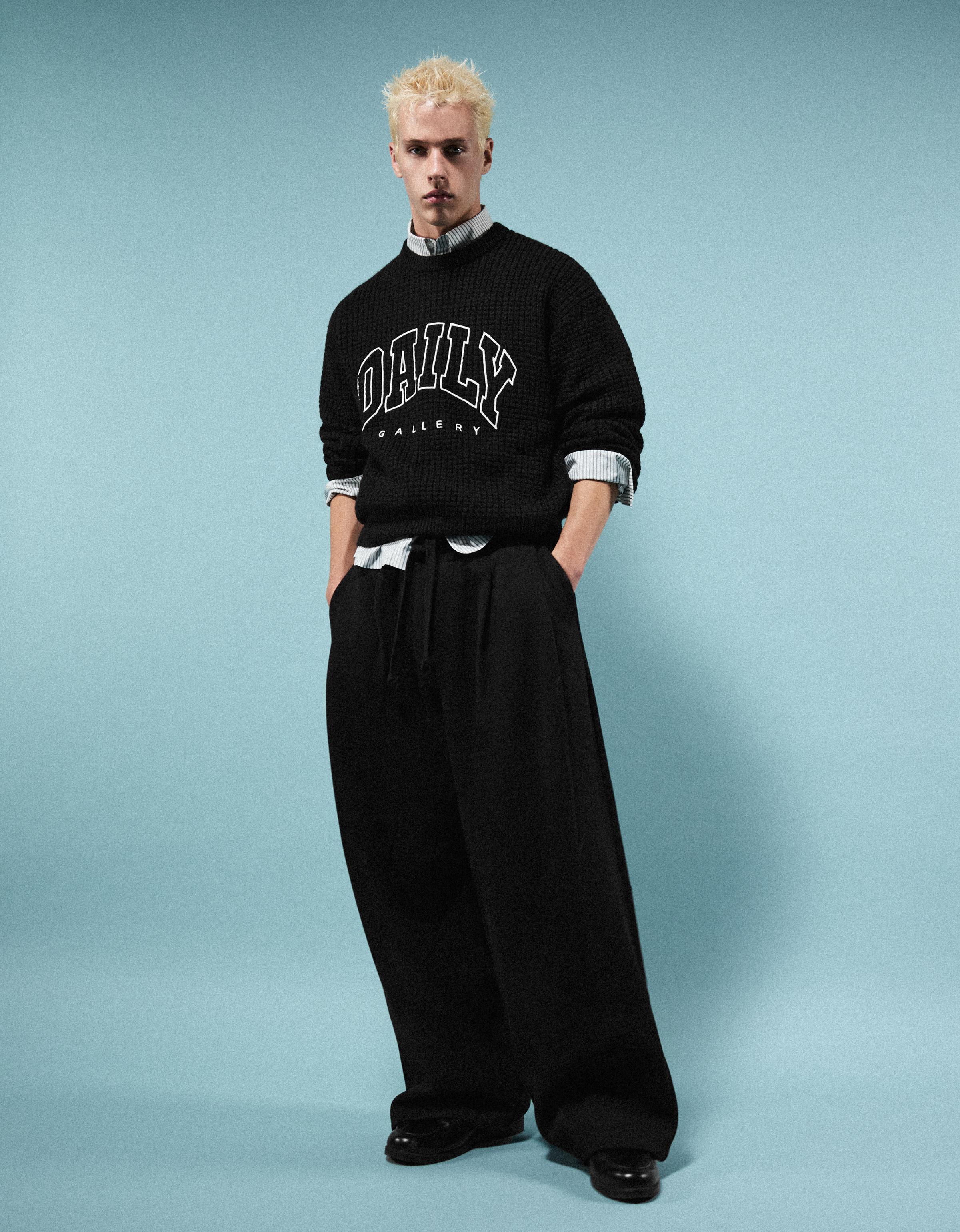 Bershka Pull à col rond gaufré brodé — Noir
