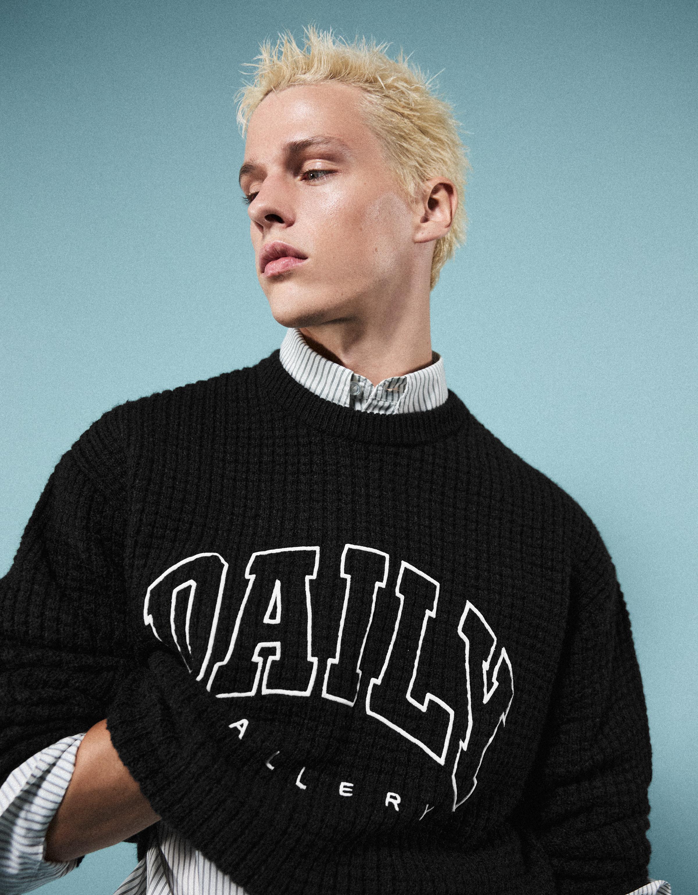 Bershka Pull à col rond gaufré brodé — Noir