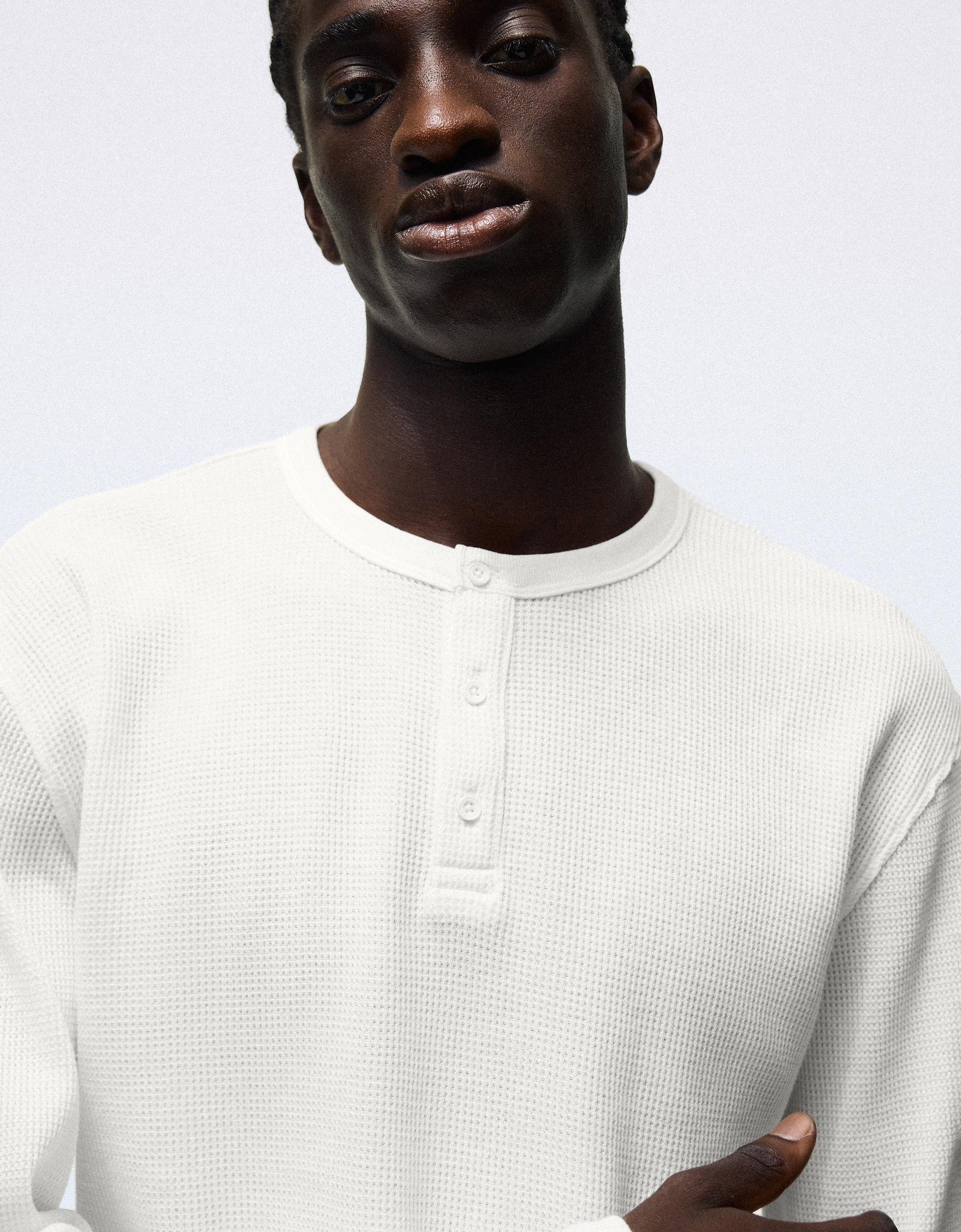 Bershka T-shirt slim à manches longues col tunisien — Blanc