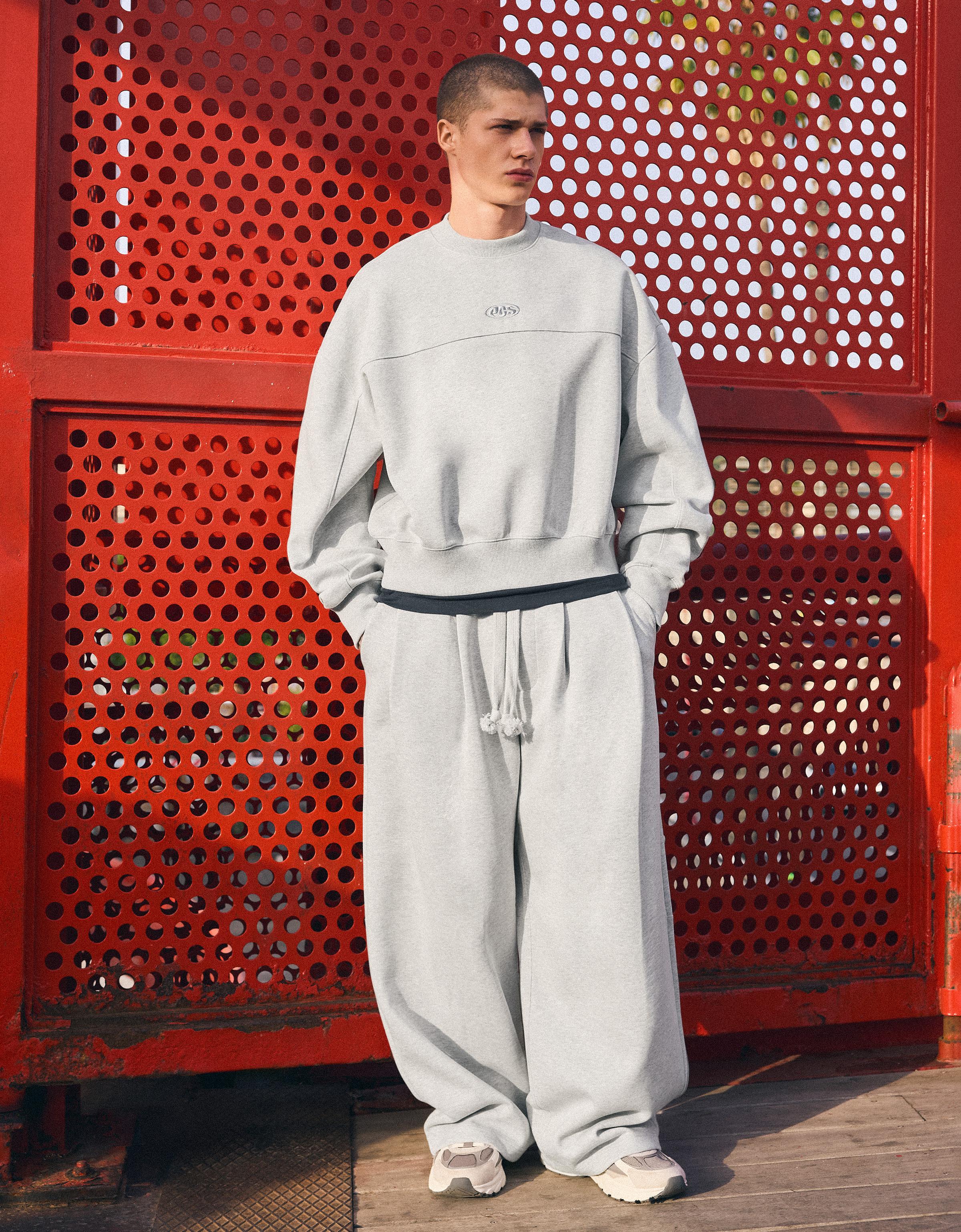 Bershka Patch Crewneck Sweatshirt — Gris