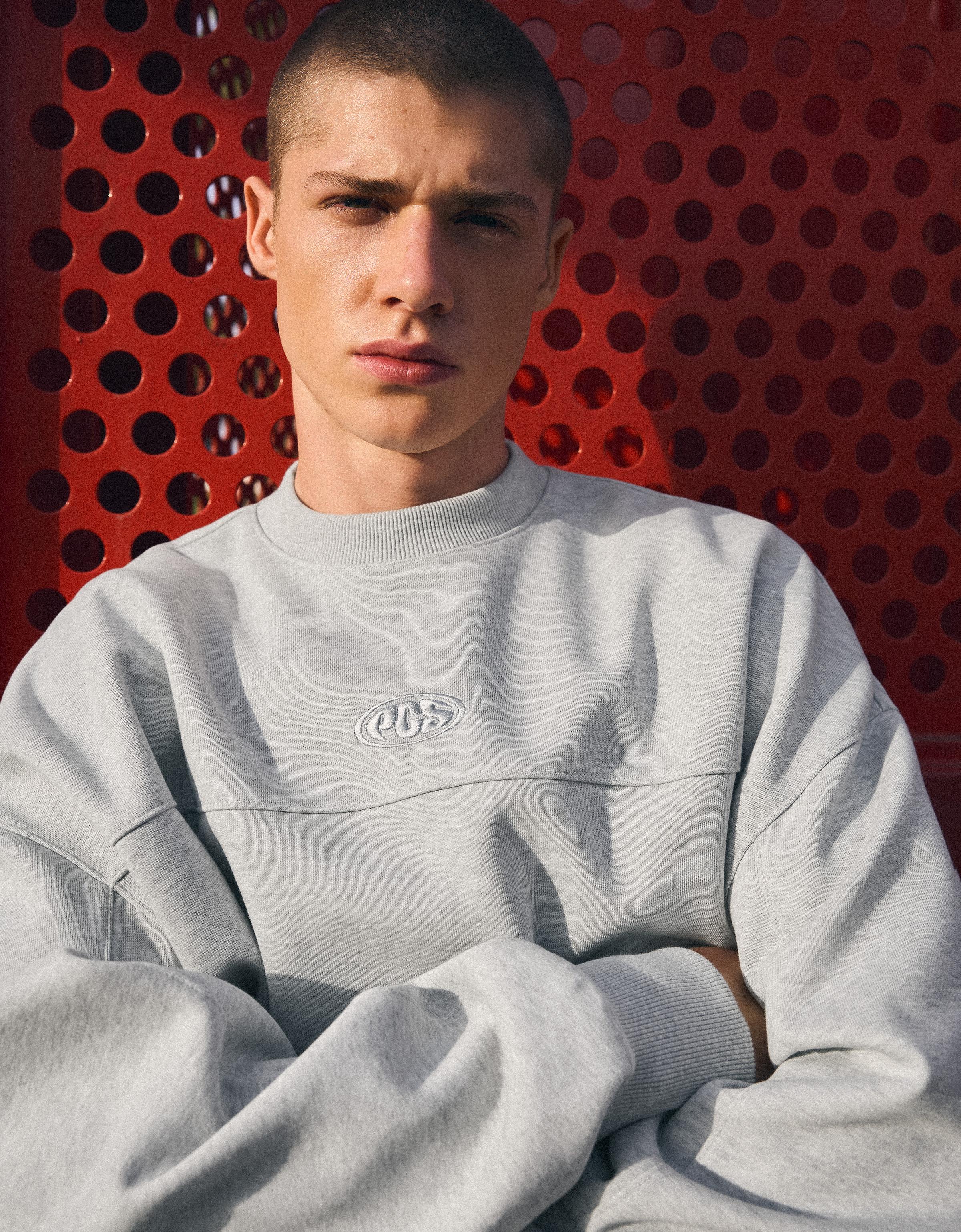 Bershka Patch Crewneck Sweatshirt — Gris