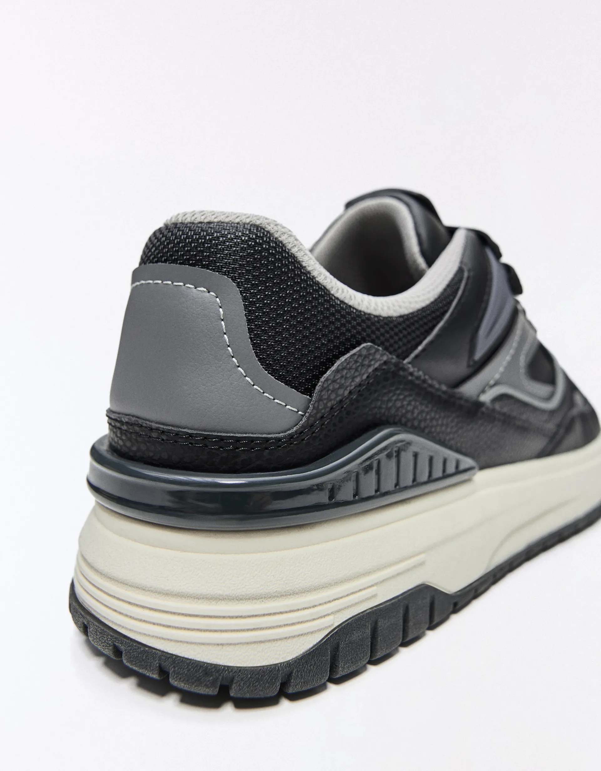 Bershka STARFIT Lace-Up Chunky Sneakers — Noir